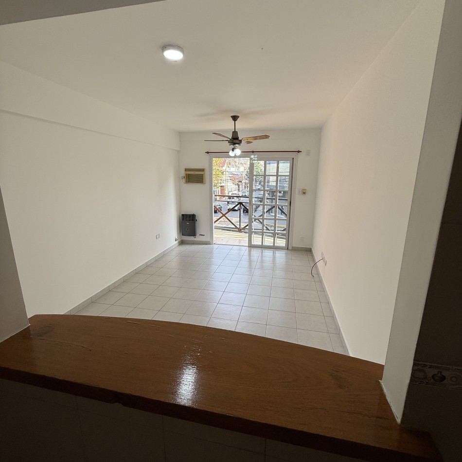 Departamento 2 ambientes impecable al frente con balcon
