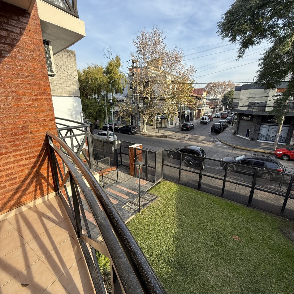 Departamento 2 ambientes impecable al frente con balcon