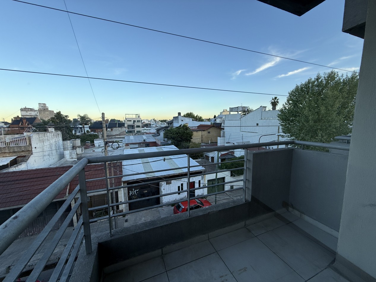 2 ambientes al frente con balcon