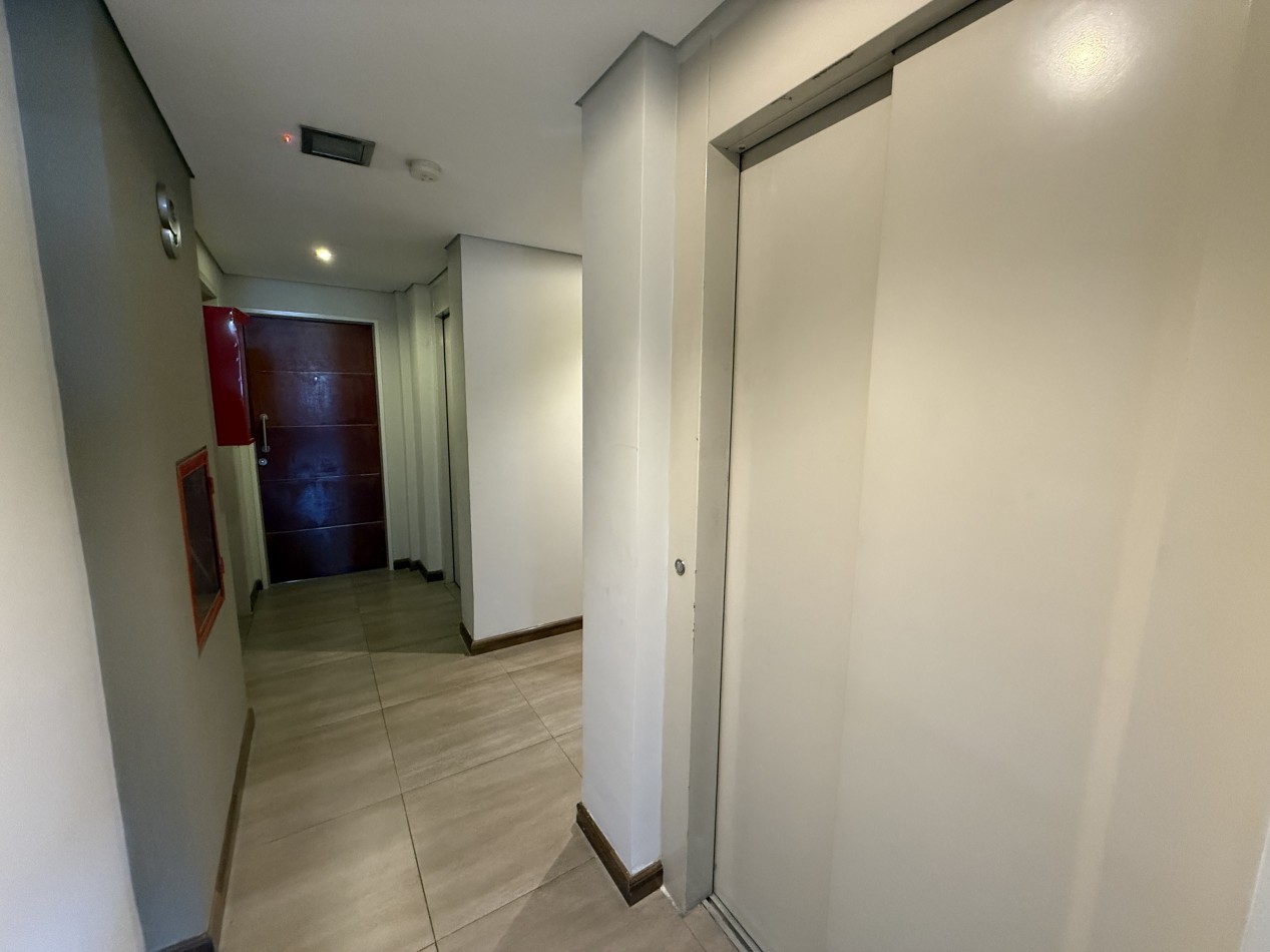 3 Ambientes con Cochera - Edificio de Categoria