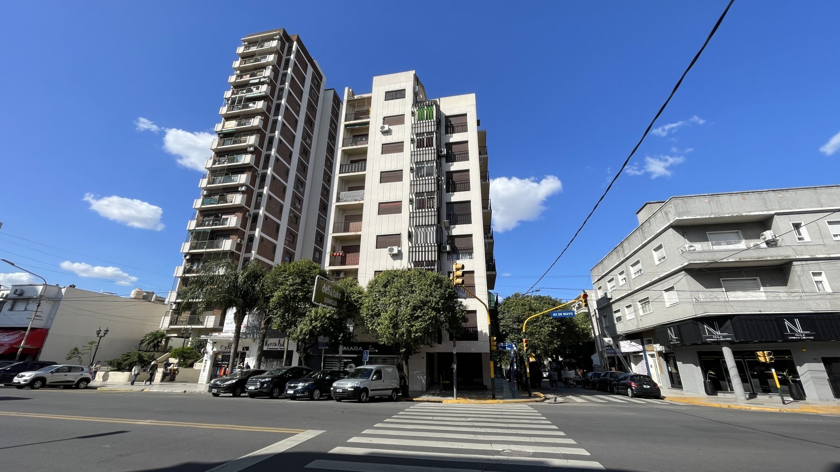  2 ambientes al frente con balcon sobre Av. de mayo 