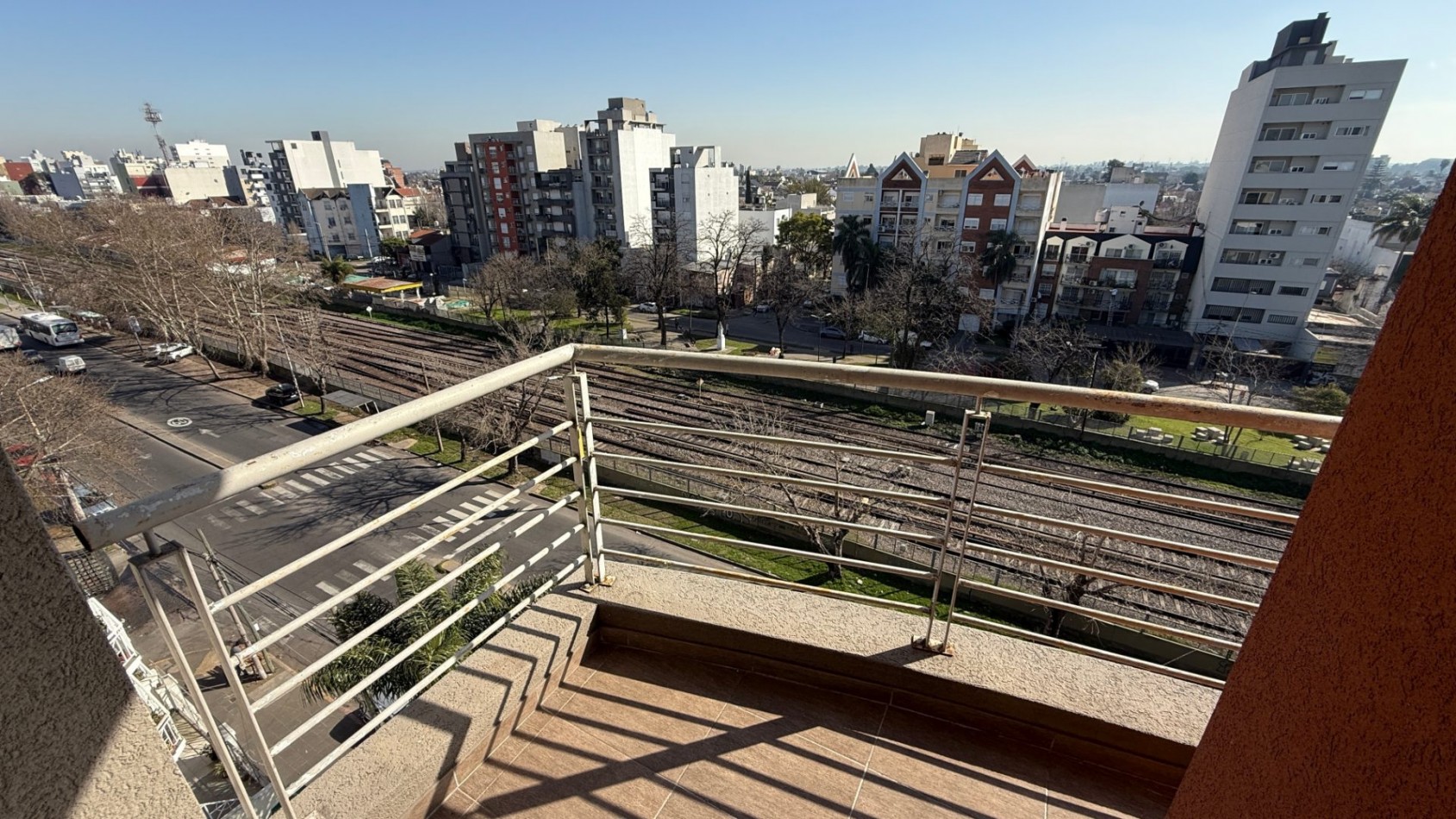 2 ambientes al frente con cochera