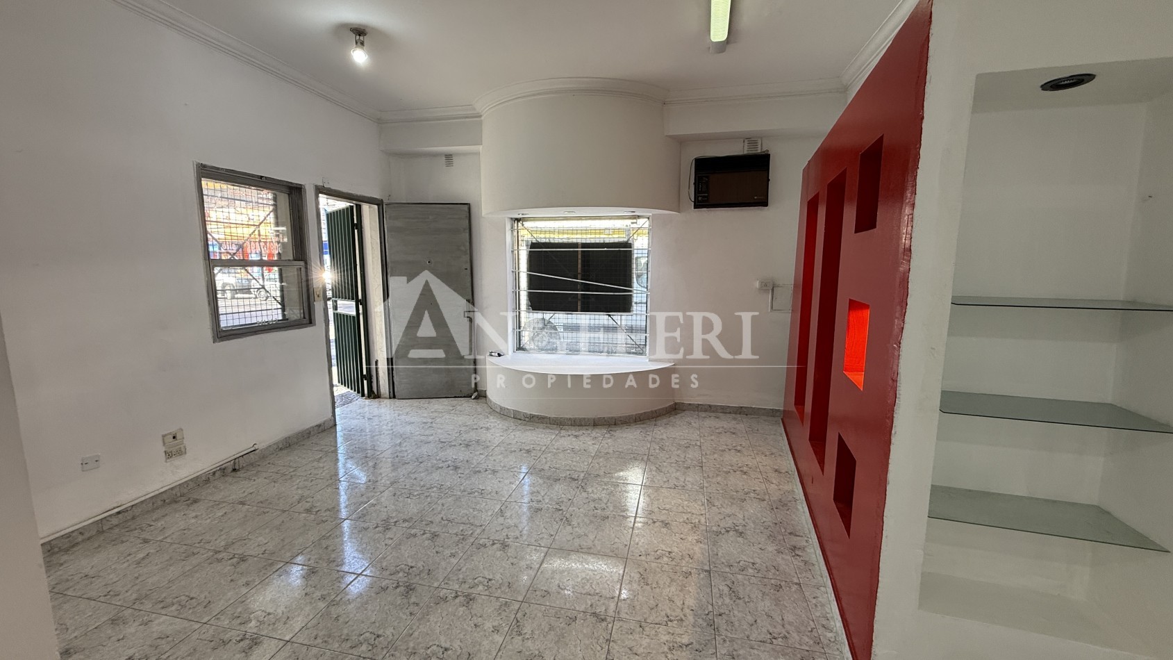 Venta de Local sobre Av. Gaona 