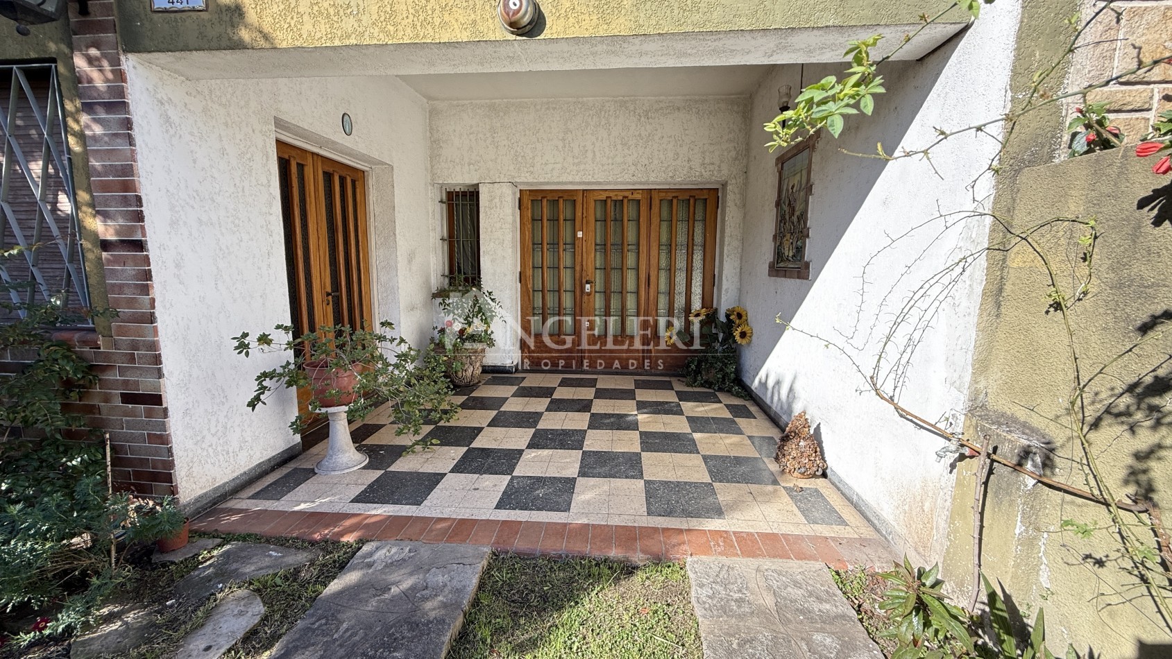Casa sobre lote 10x46 a media cuadra del colegio Ward