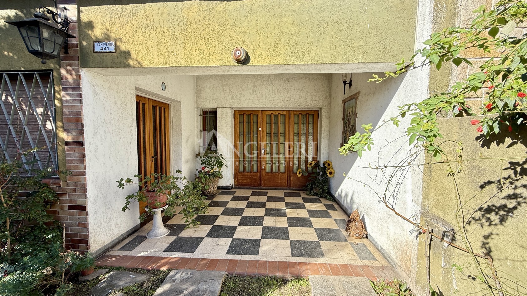 Casa sobre lote 10x46 a media cuadra del colegio Ward