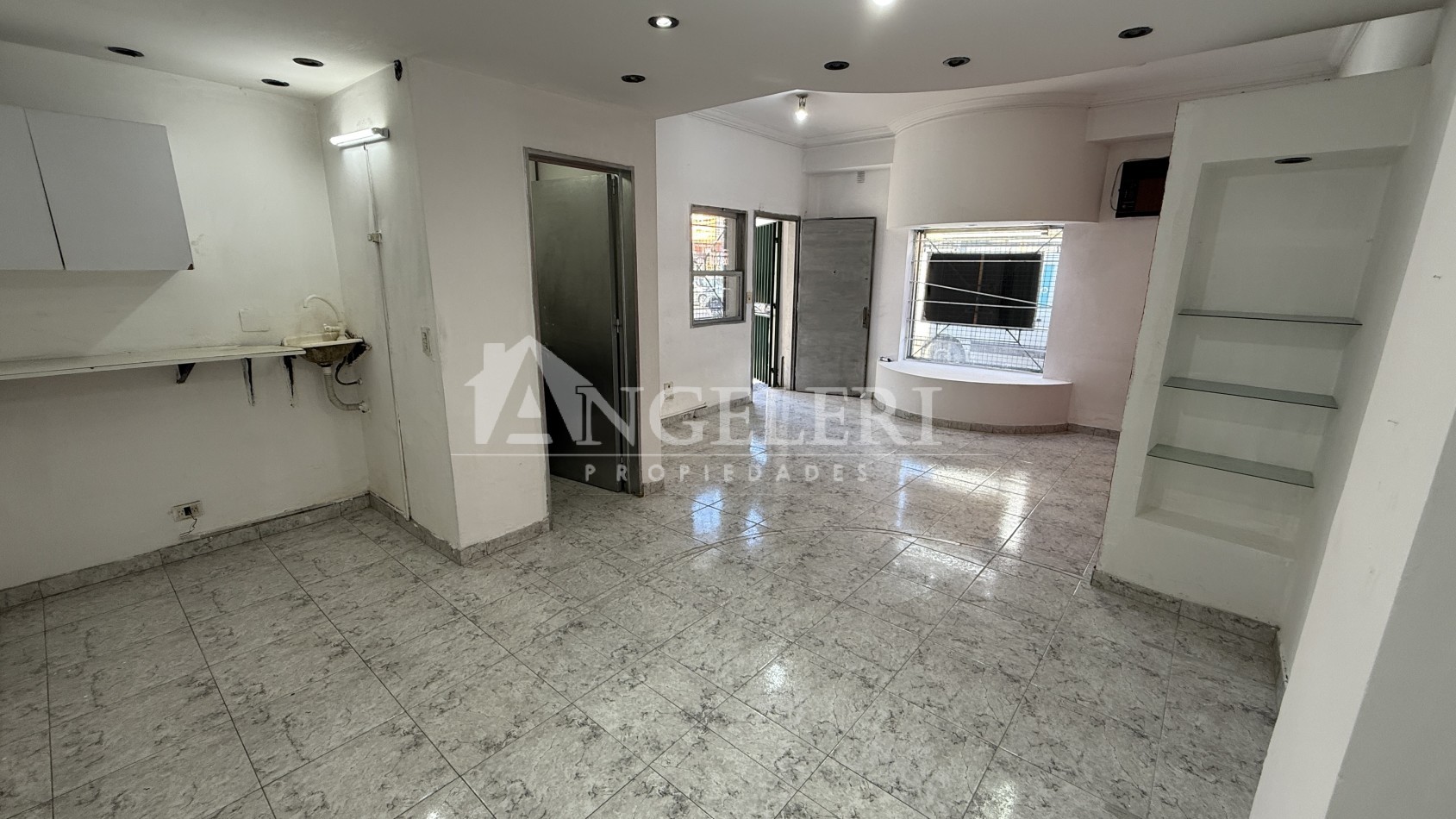 Venta de Local sobre Av. Gaona 