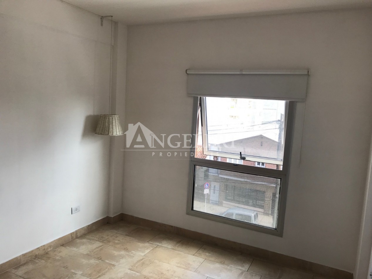 Departamento 2 Ambientes Al Frente Haedo Norte con Cochera.