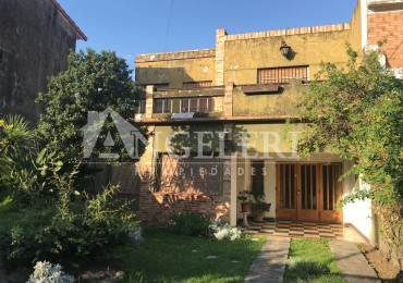 Casa sobre lote 10x46 a media cuadra del colegio Ward